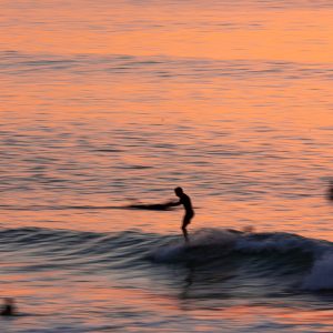 Surf au coucher du soleil au Pays Basque | Quenticq, photographe surf Biarritz