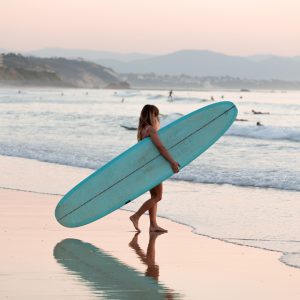 La Surfeuse , photo de surfeuse à Biarritz | Quenticq, photographe surf Biarritz pays basque