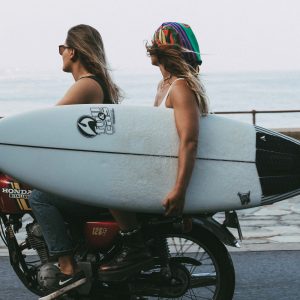 Surfeuses à Moto - photo de surfeuses à moto Biarritz Quenticq Photographe de Surf Pays Basque
